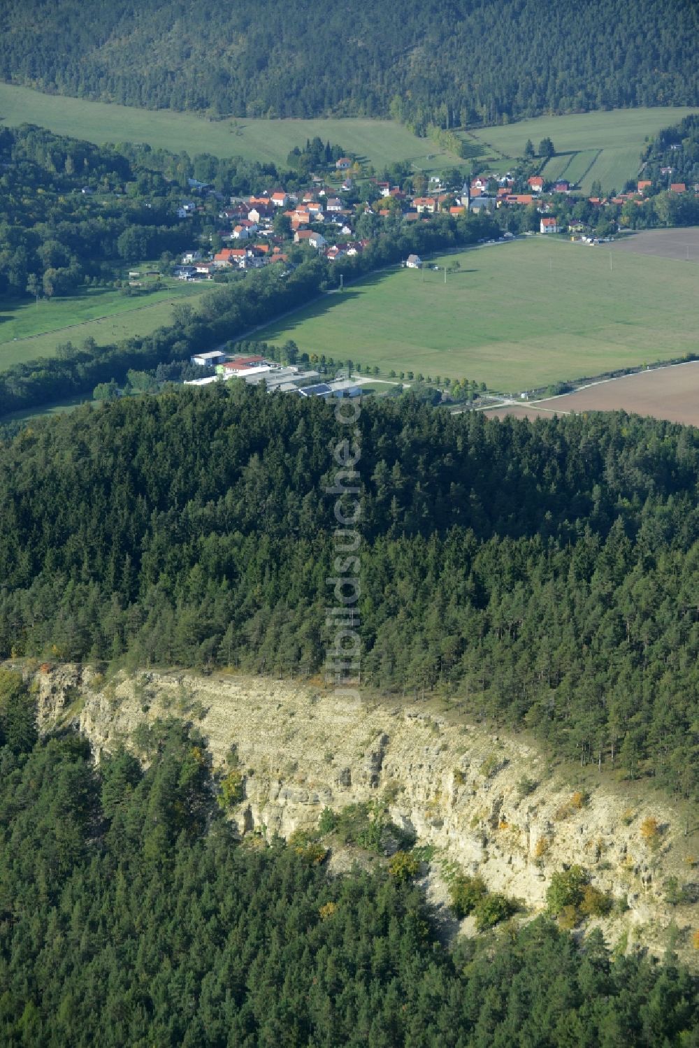 Wipfratal aus der Vogelperspektive: Stillgelegter renaturierter Steinbruch am Bergmassiv Ziegenried in Wipfratal im Bundesland Thüringen