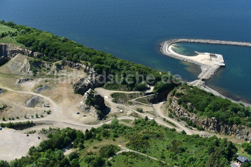 Luftaufnahme Hasle - Stillgelegter renaturierter Steinbruch auf der Insel Bornholm in Hasle in Region Hovedstaden, Dänemark