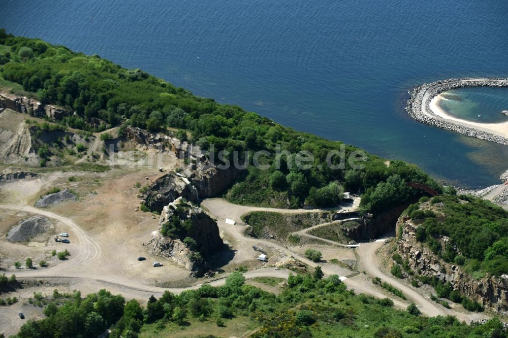 Hasle von oben - Stillgelegter renaturierter Steinbruch auf der Insel Bornholm in Hasle in Region Hovedstaden, Dänemark