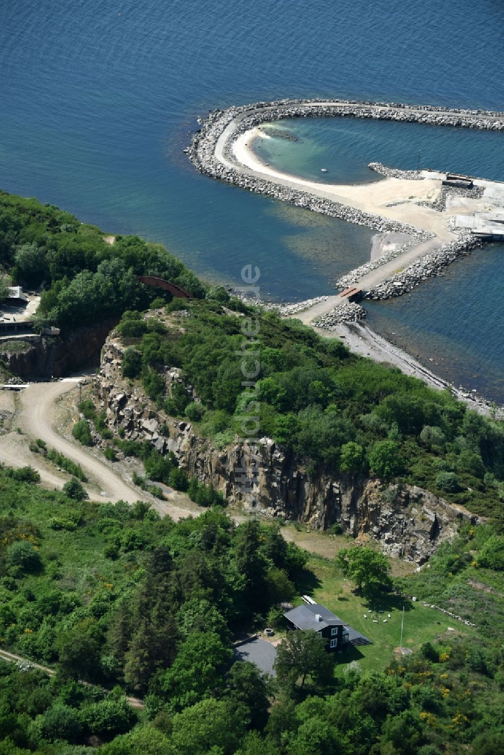 Luftbild Hasle - Stillgelegter renaturierter Steinbruch auf der Insel Bornholm in Hasle in Region Hovedstaden, Dänemark