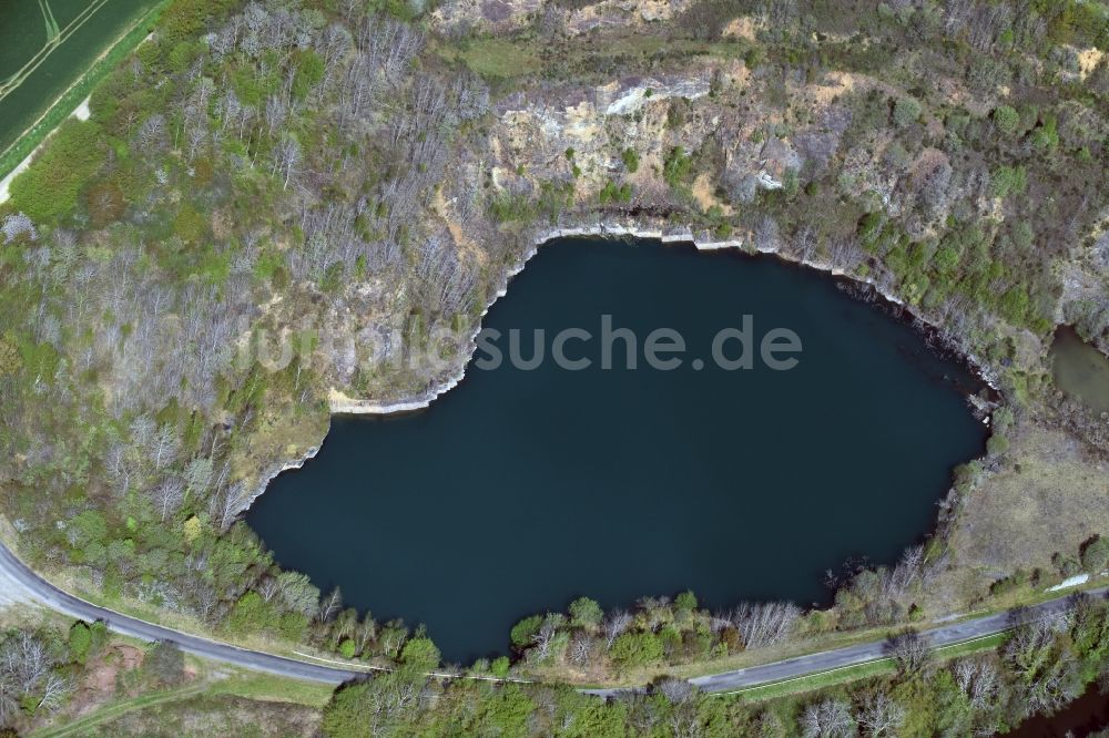 Luftbild Lourdoueix-Saint-Pierre - Stillgelegter renaturierter Steinbruch mit Seenbildung durch Grundwasserpegel in Lourdoueix-Saint-Pierre in Aquitaine Limousin Poitou-Charentes, Frankreich