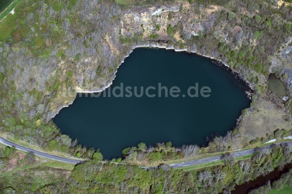 Luftaufnahme Lourdoueix-Saint-Pierre - Stillgelegter renaturierter Steinbruch mit Seenbildung durch Grundwasserpegel in Lourdoueix-Saint-Pierre in Aquitaine Limousin Poitou-Charentes, Frankreich