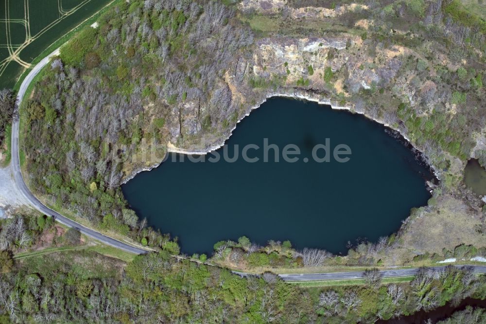 Lourdoueix-Saint-Pierre von oben - Stillgelegter renaturierter Steinbruch mit Seenbildung durch Grundwasserpegel in Lourdoueix-Saint-Pierre in Aquitaine Limousin Poitou-Charentes, Frankreich