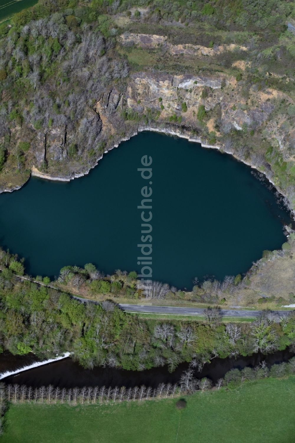 Luftbild Lourdoueix-Saint-Pierre - Stillgelegter renaturierter Steinbruch mit Seenbildung durch Grundwasserpegel in Lourdoueix-Saint-Pierre in Aquitaine Limousin Poitou-Charentes, Frankreich