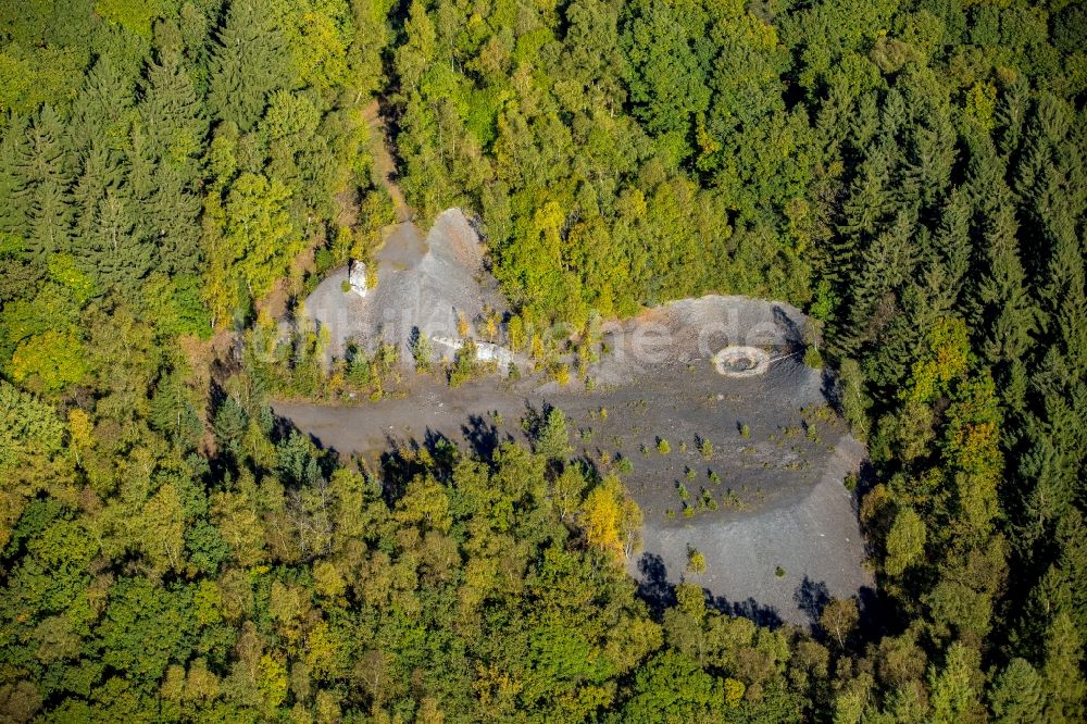 Siegen von oben - Stillgelegter renaturierter Steinbruch in Siegen im Bundesland Nordrhein-Westfalen