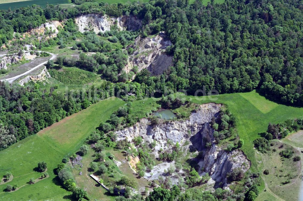 Nördlingen aus der Vogelperspektive: Stillgelegter Steinbruch Aufschluss Holheim in Nördlingen im Bundesland Bayern, Deutschland