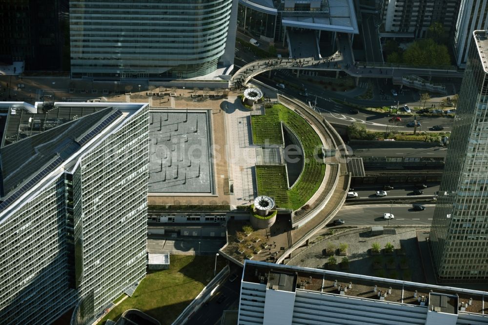 Paris von oben - Östliches Ende des Place de lAigle im Hochhaus- und Geschäfts- Viertel La Defense in Paris in Ile-de-France, Frankreich