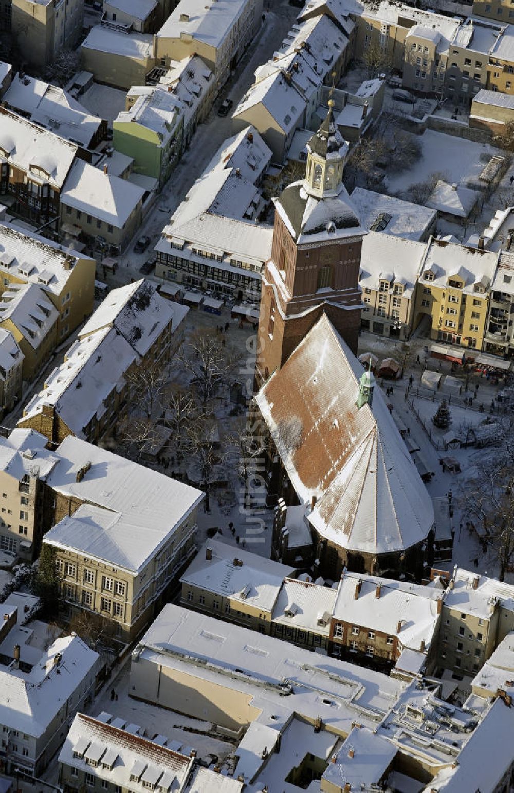 Berlin aus der Vogelperspektive: St.Nikolai-Kirche in der Altstadt Berlin-Spandau im Winter