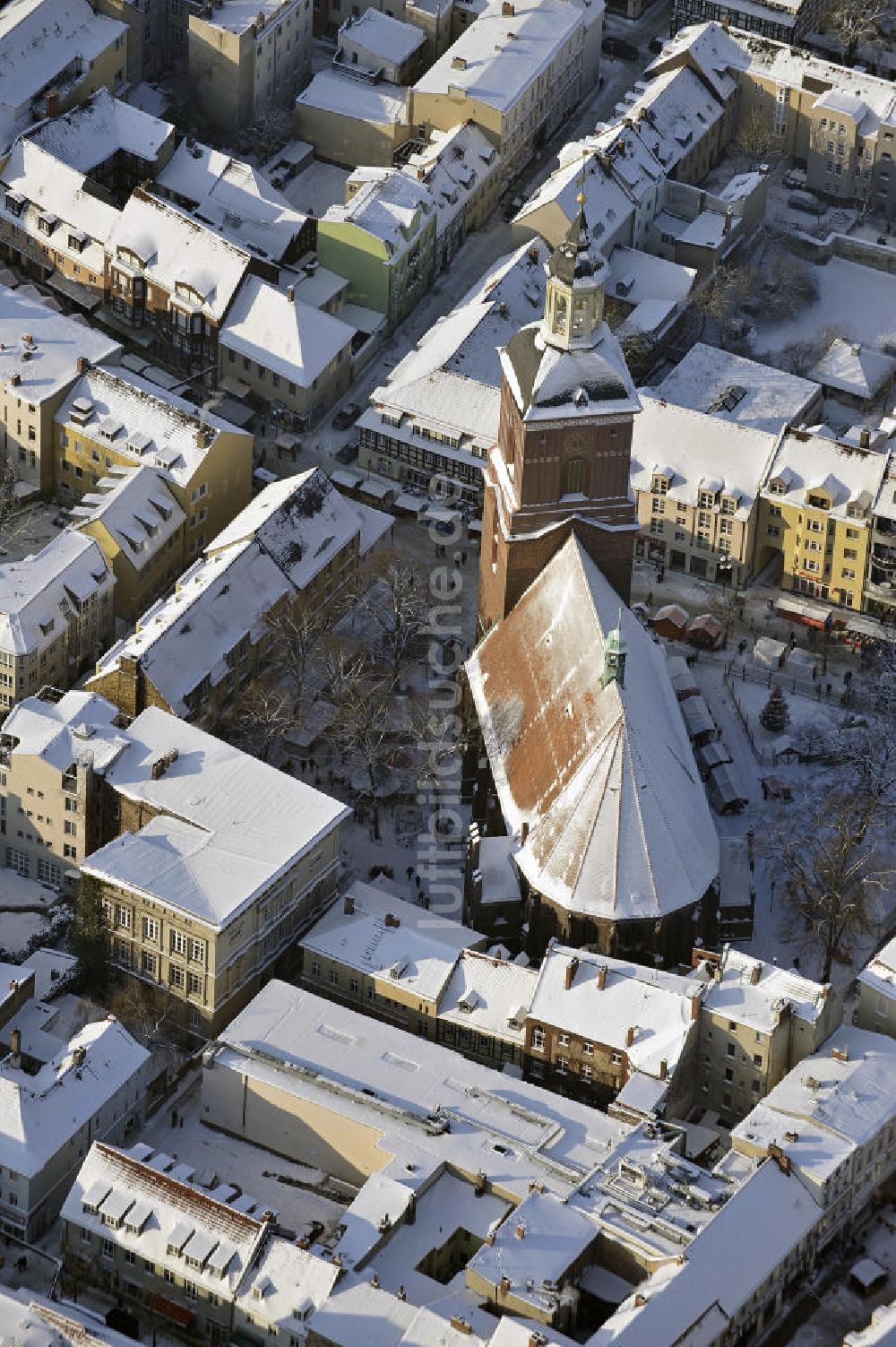 Luftbild Berlin - St.Nikolai-Kirche in der Altstadt Berlin-Spandau im Winter