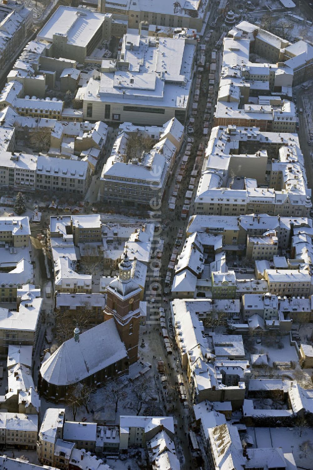 Berlin von oben - St.Nikolai-Kirche in der Altstadt Berlin-Spandau im Winter