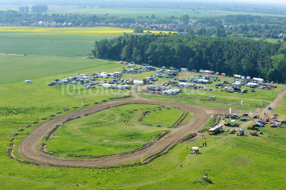 Altlandsberg OT Wegendorf von oben - Stockcar Rennen auf der Rennbahn / Sandbahn Wegendorf bei Altlandsberg in Brandenburg