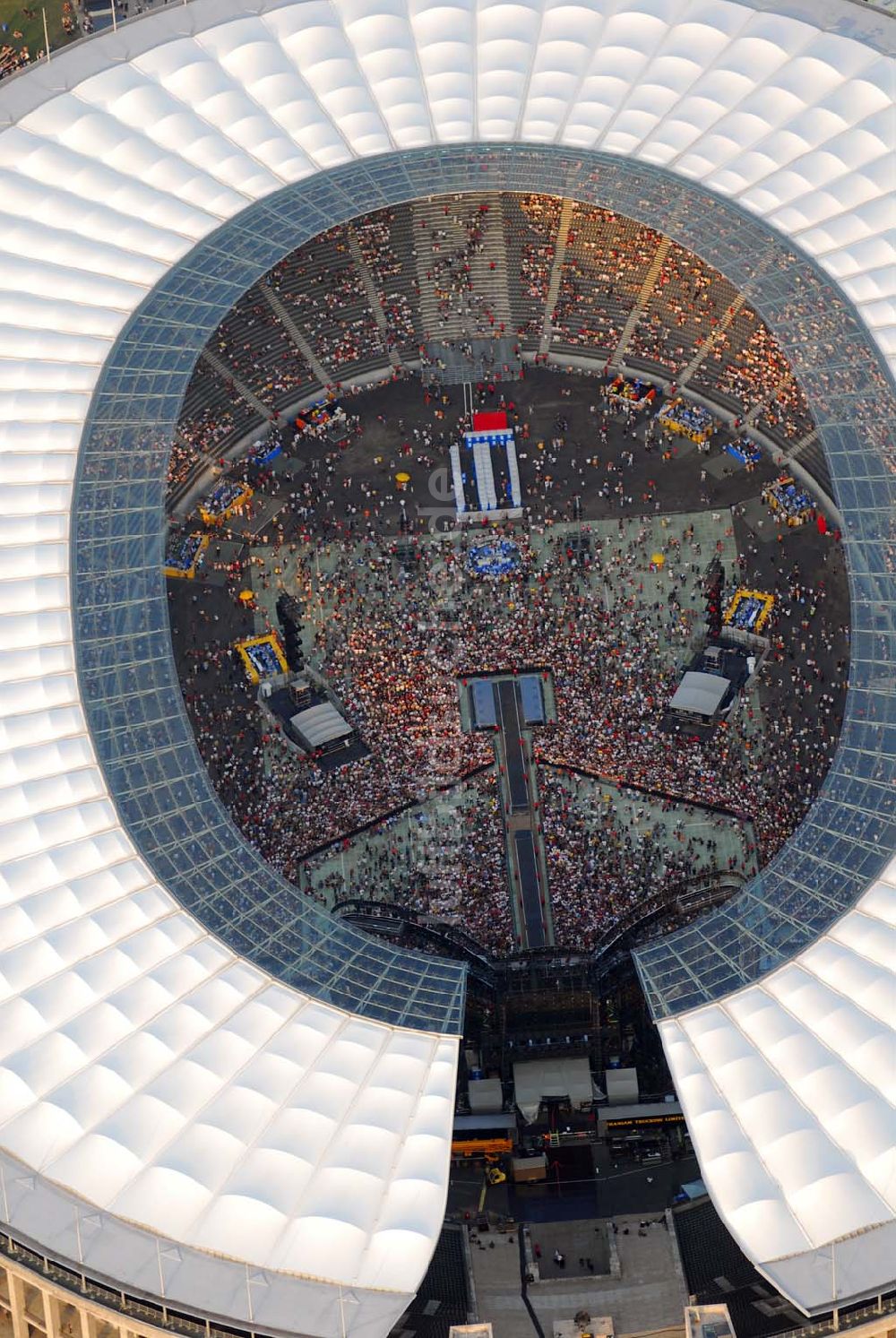 Luftaufnahme Berlin - Charlottenburg - Stones Konzert im Berliner Olympiastadion