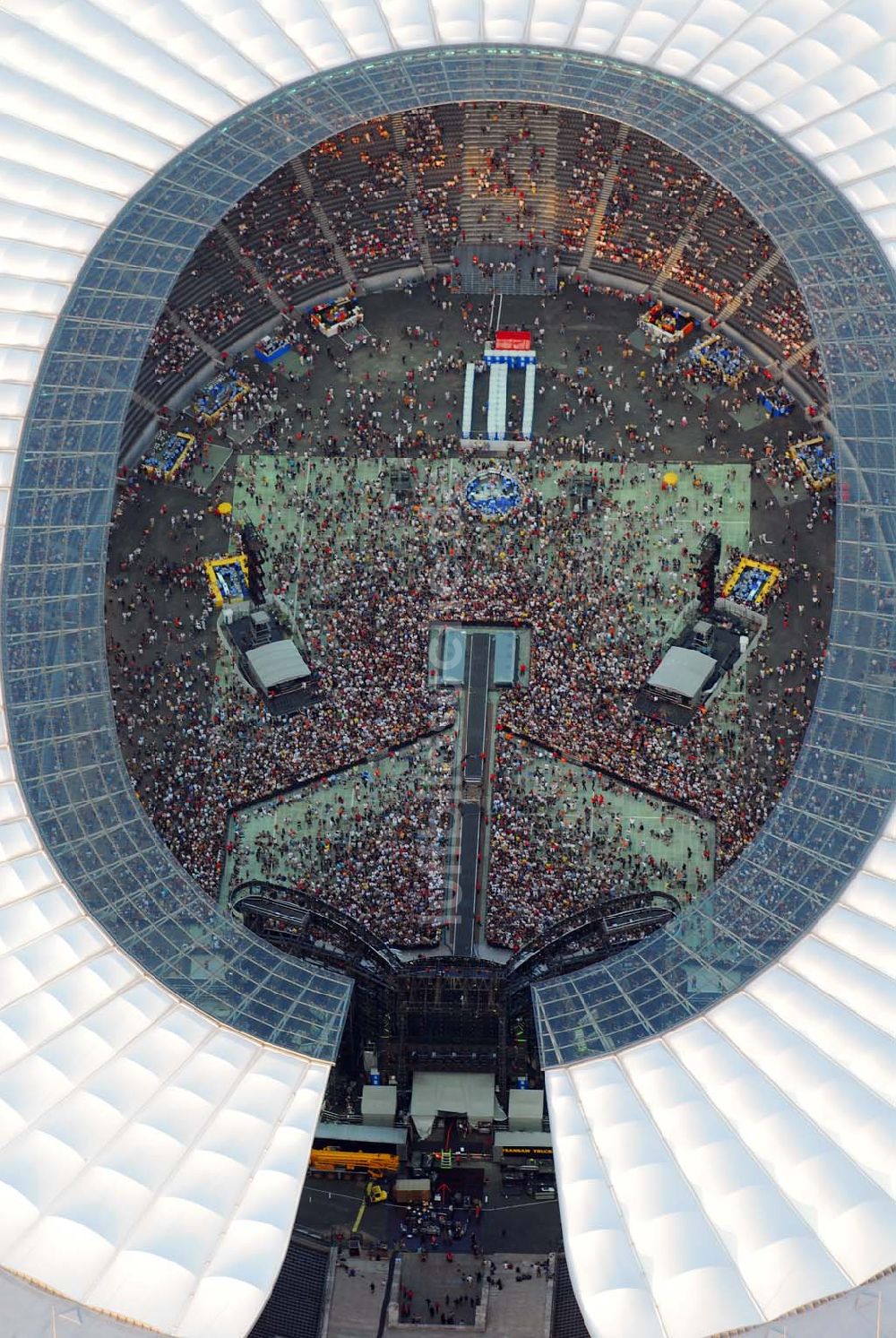 Luftbild Berlin - Charlottenburg - Stones Konzert im Berliner Olympiastadion