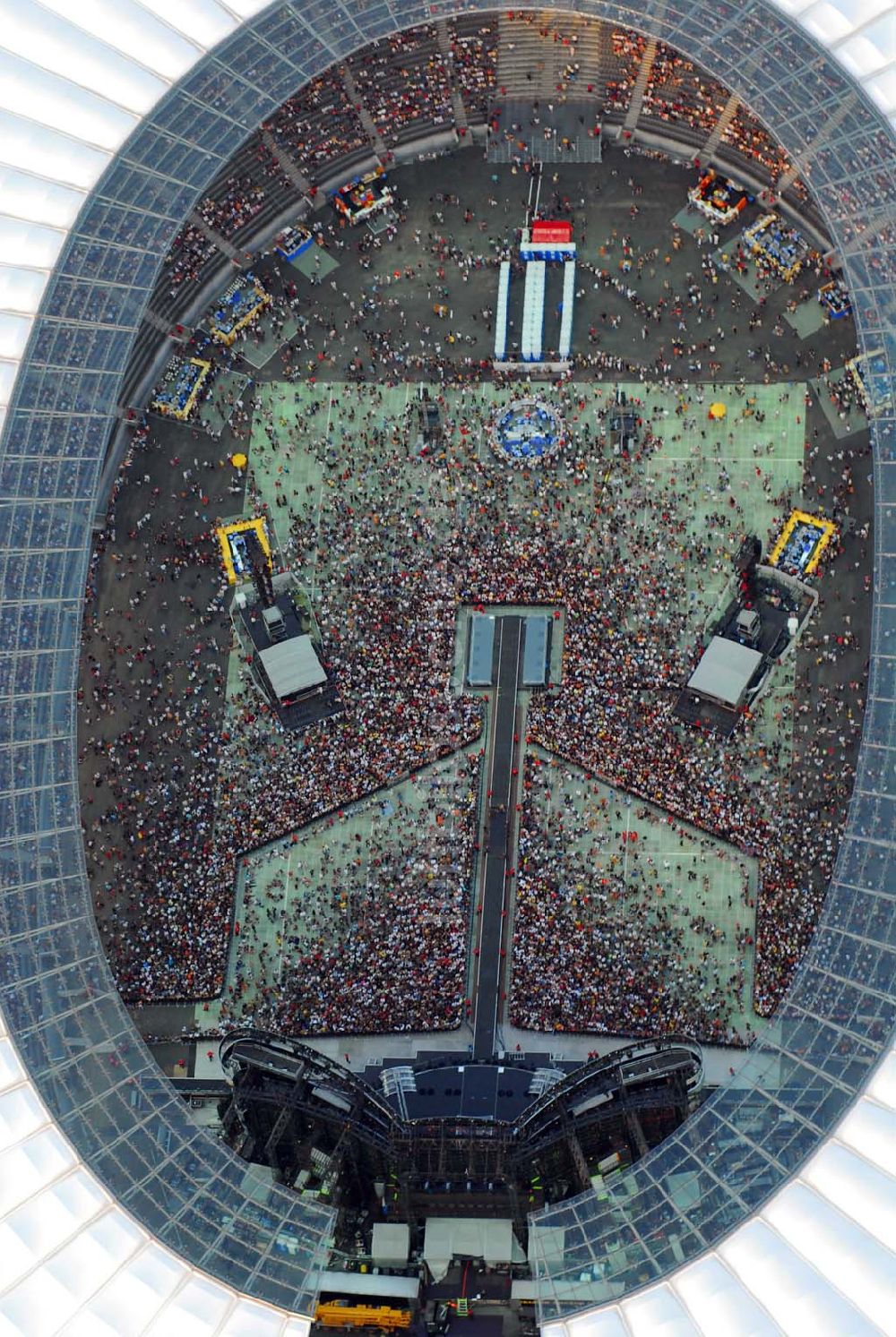 Luftbild Berlin - Charlottenburg - Stones Konzert im Berliner Olympiastadion