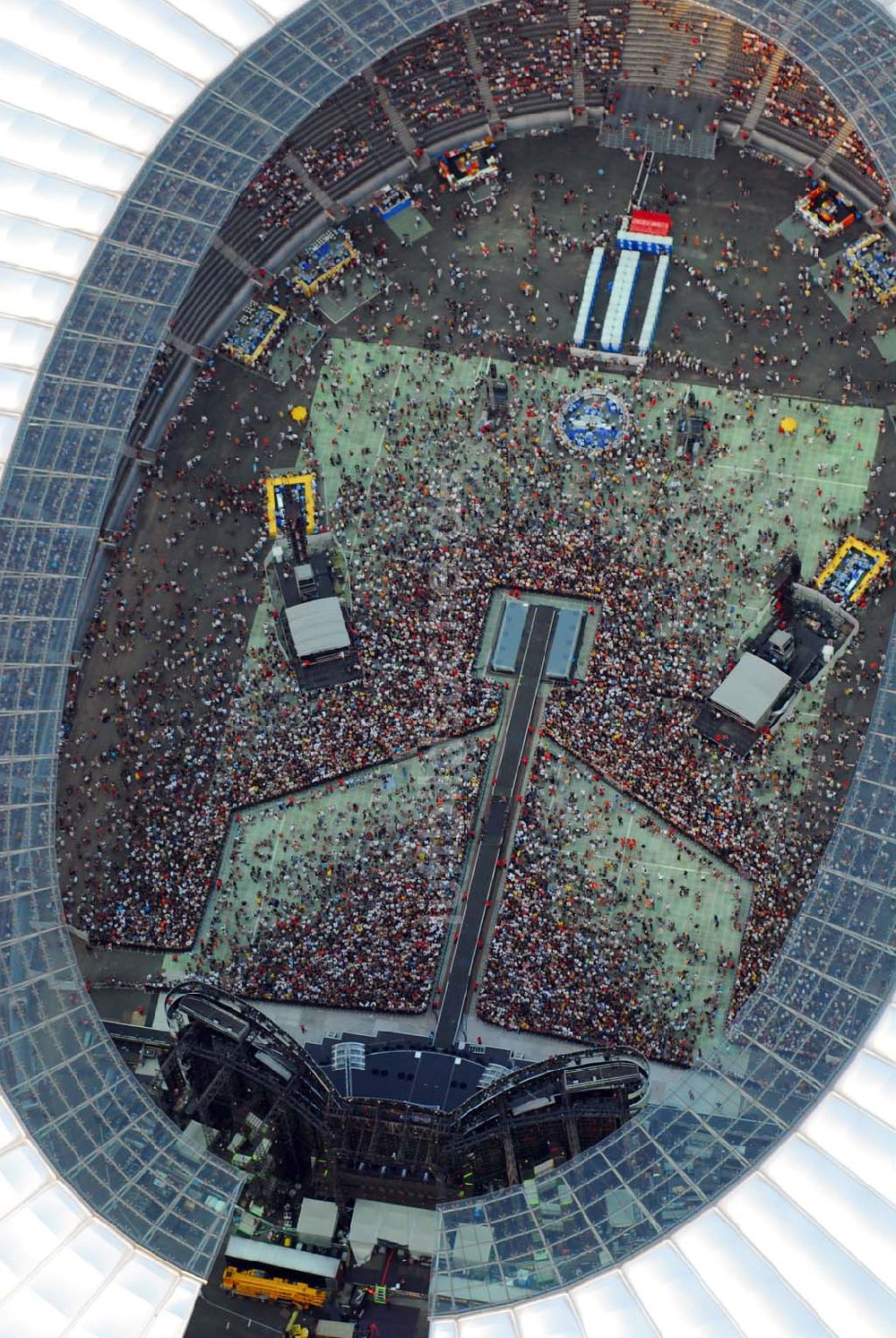 Luftaufnahme Berlin - Charlottenburg - Stones Konzert im Berliner Olympiastadion