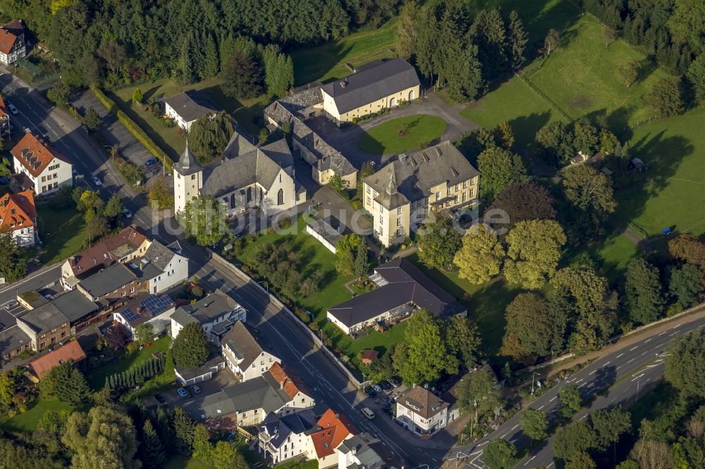 Hemer von oben - St.Peter und Paul Kirche mit dem Haus Hemer im Sauerland im Bundesland Nordrhein-Westfalen