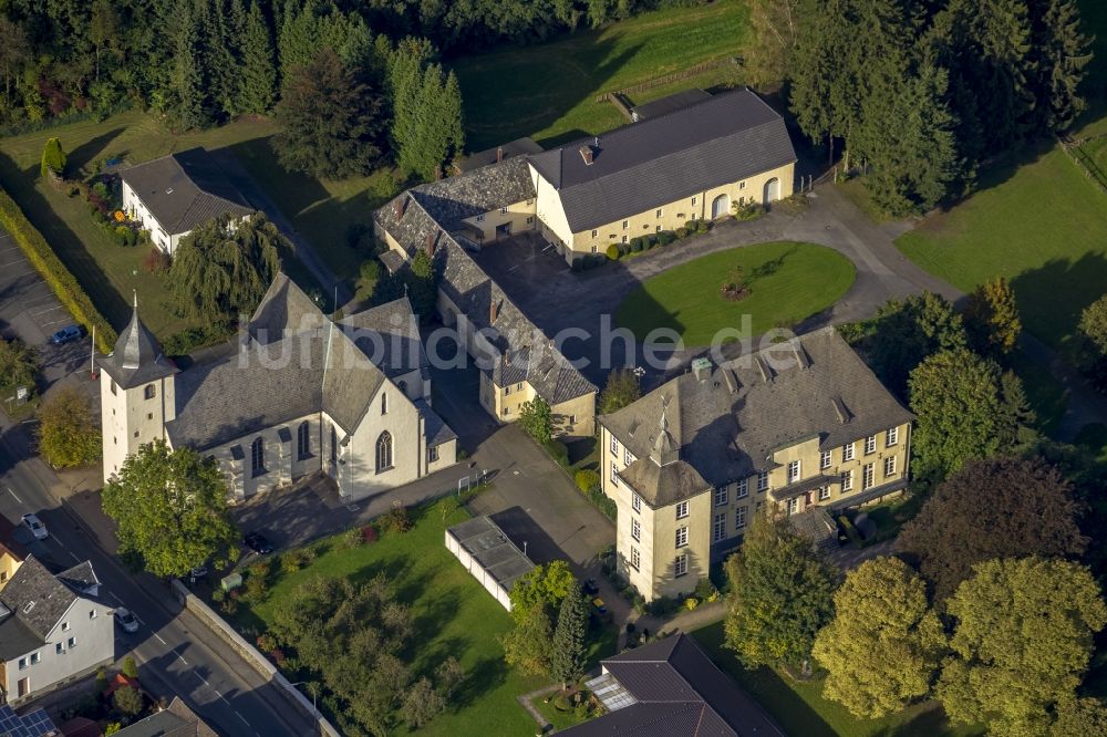 Hemer aus der Vogelperspektive: St.Peter und Paul Kirche mit dem Haus Hemer im Sauerland im Bundesland Nordrhein-Westfalen