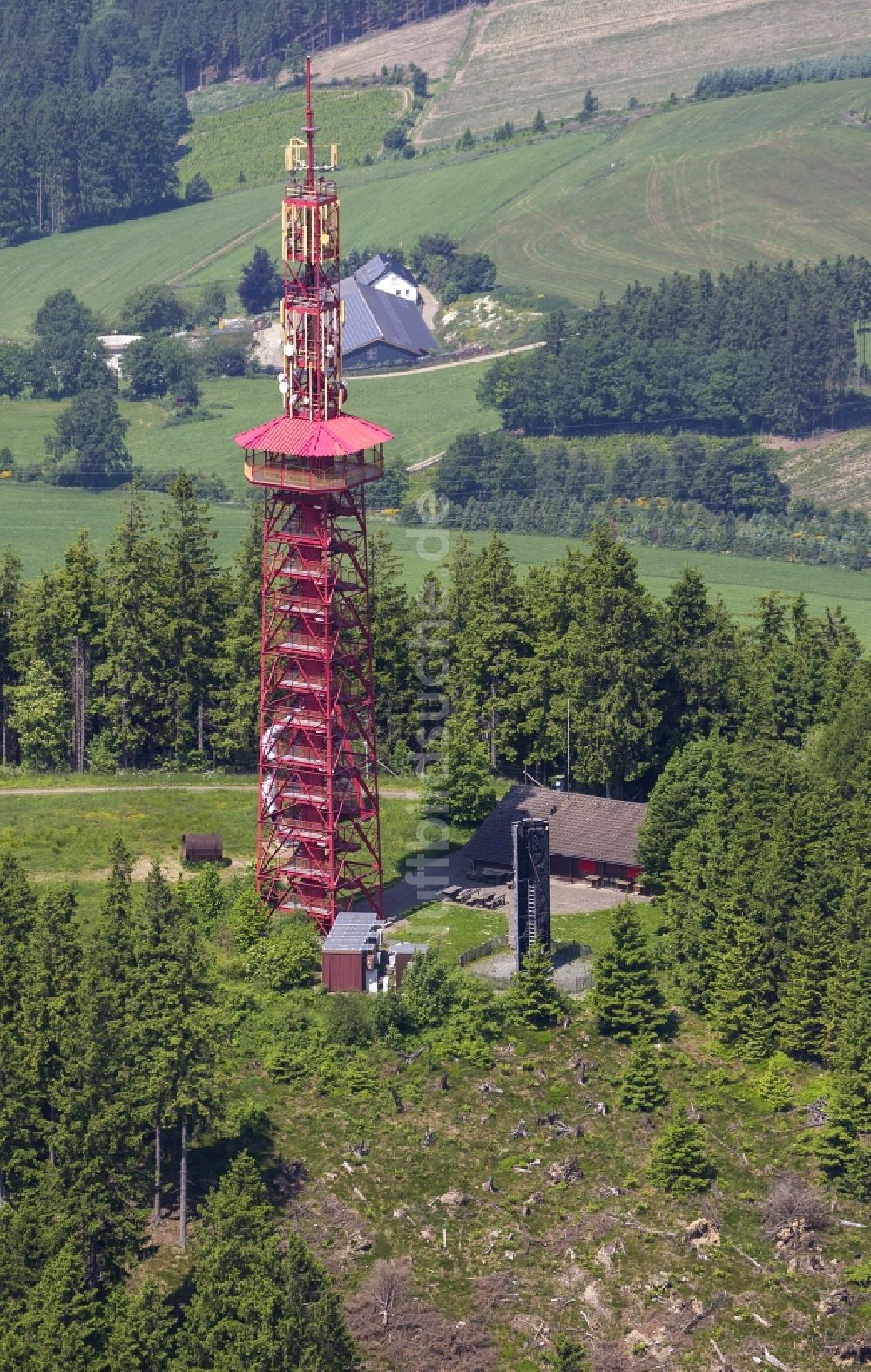 Bestwig aus der Vogelperspektive: Stüppelturm auf dem Stüppelberg in Gemeinde Bestwig im Sauerland in Nordrhein- Westfalen