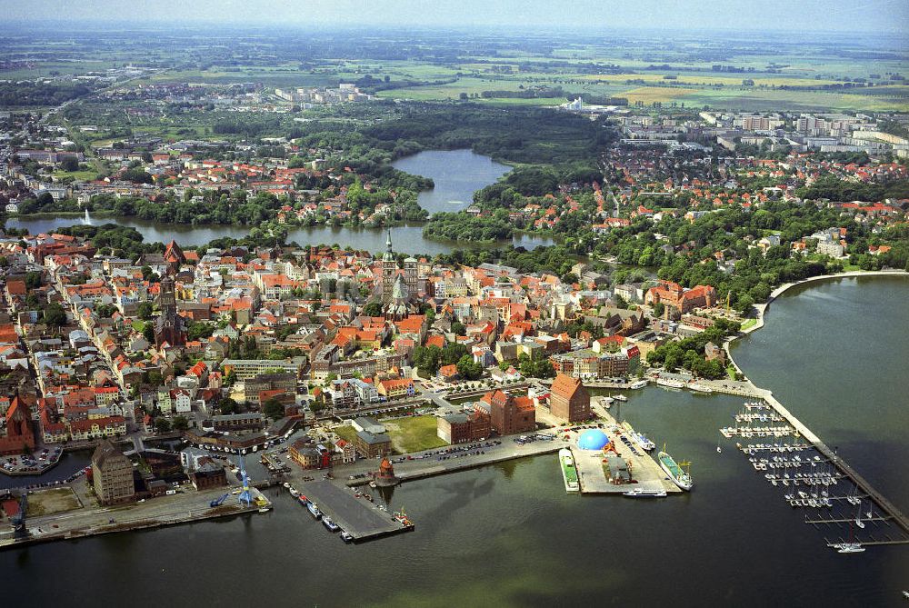 Luftbild Stralsund - Stralsunder Altstadt und mit Hafen