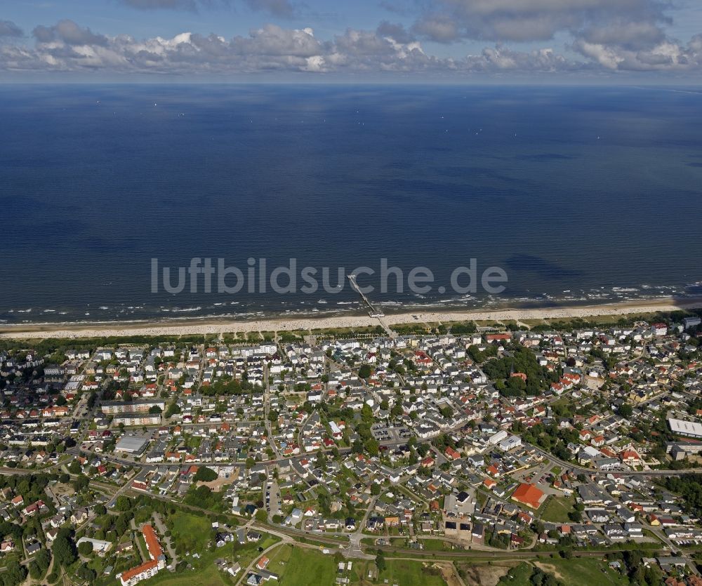 Ahlbeck aus der Vogelperspektive: Strand- Abschnitt des beliebten Ferien- und Urlaubsgebietes an der Ostsee- Küste der Insel Usedom in Ahlbeck im Bundesland Mecklenburg-Vorpommern