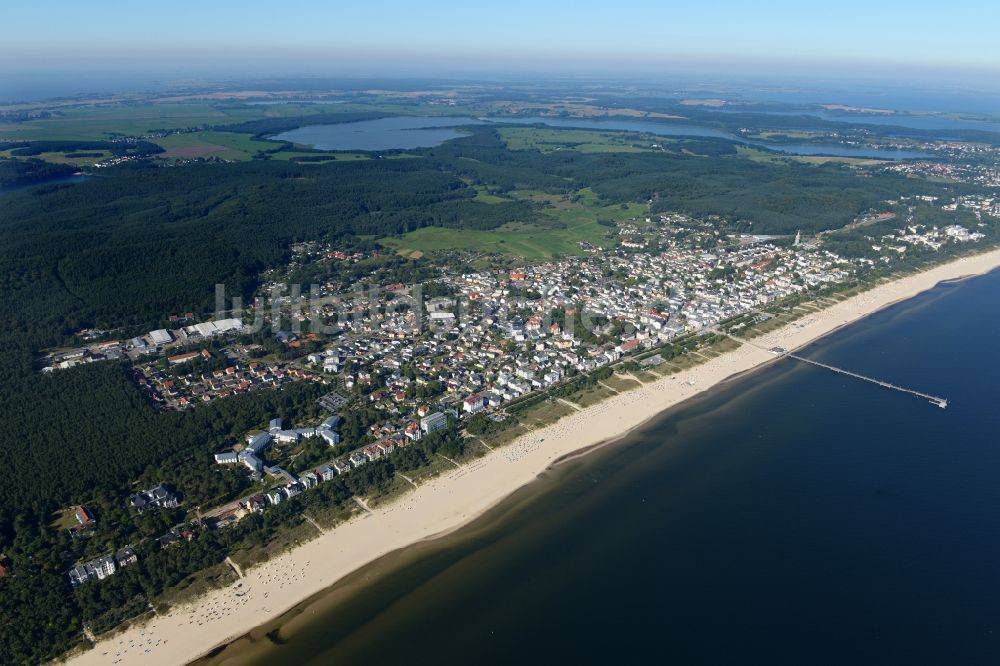 Heringsdorf von oben - Strand- Abschnitt des beliebten Ferien- und Urlaubsgebietes an der Ostsee- Küste der Insel Usedom in Ahlbeck im Bundesland Mecklenburg-Vorpommern