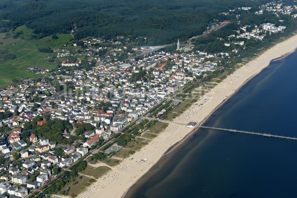 Heringsdorf von oben - Strand- Abschnitt des beliebten Ferien- und Urlaubsgebietes an der Ostsee- Küste der Insel Usedom in Ahlbeck im Bundesland Mecklenburg-Vorpommern