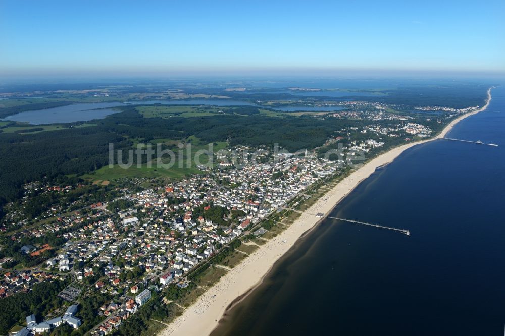 Heringsdorf aus der Vogelperspektive: Strand- Abschnitt des beliebten Ferien- und Urlaubsgebietes an der Ostsee- Küste der Insel Usedom in Ahlbeck im Bundesland Mecklenburg-Vorpommern