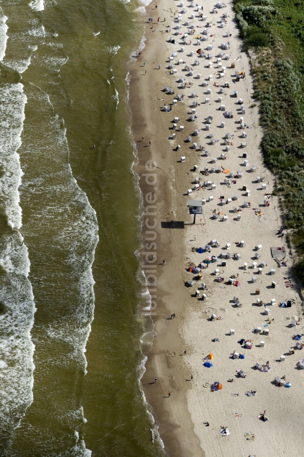 Luftaufnahme Heringsdorf - Strand- Abschnitt des beliebten Ferien- und Urlaubsgebietes an der Ostsee- Küste der Insel Usedom in Heringsdorf im Bundesland Mecklenburg-Vorpommern