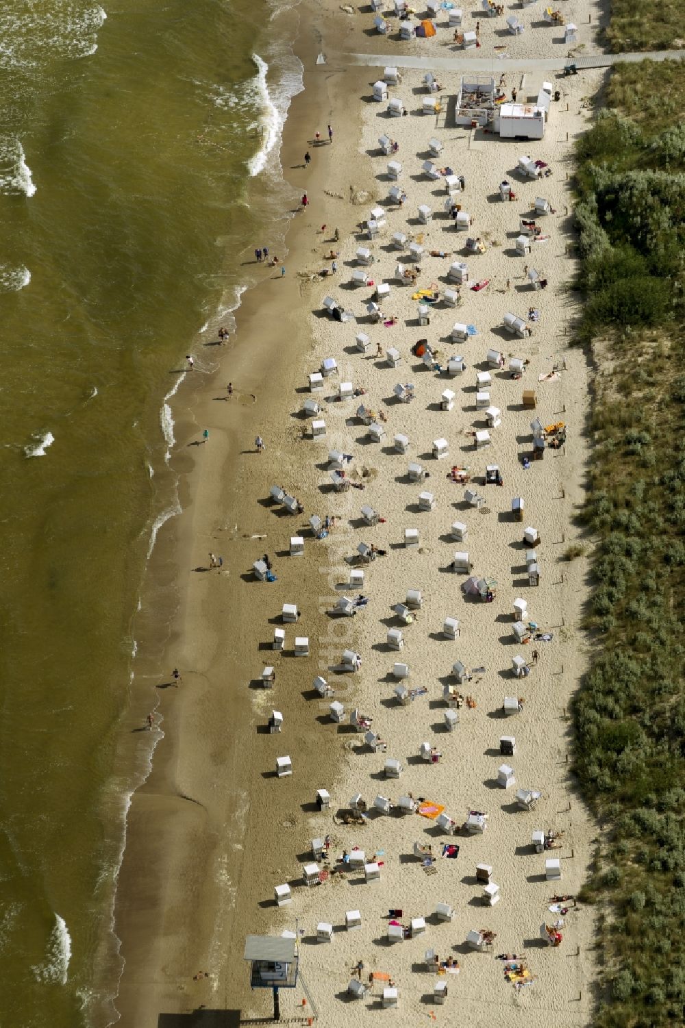 Heringsdorf aus der Vogelperspektive: Strand- Abschnitt des beliebten Ferien- und Urlaubsgebietes an der Ostsee- Küste der Insel Usedom in Heringsdorf im Bundesland Mecklenburg-Vorpommern