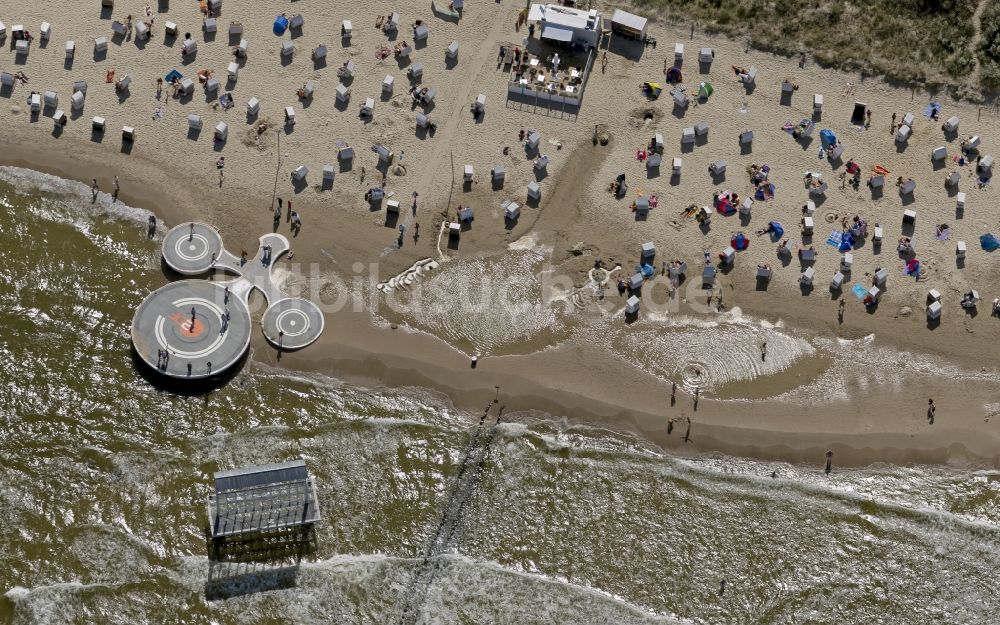 Luftaufnahme Heringsdorf - Strand- Abschnitt des beliebten Ferien- und Urlaubsgebietes an der Ostsee- Küste der Insel Usedom in Heringsdorf im Bundesland Mecklenburg-Vorpommern