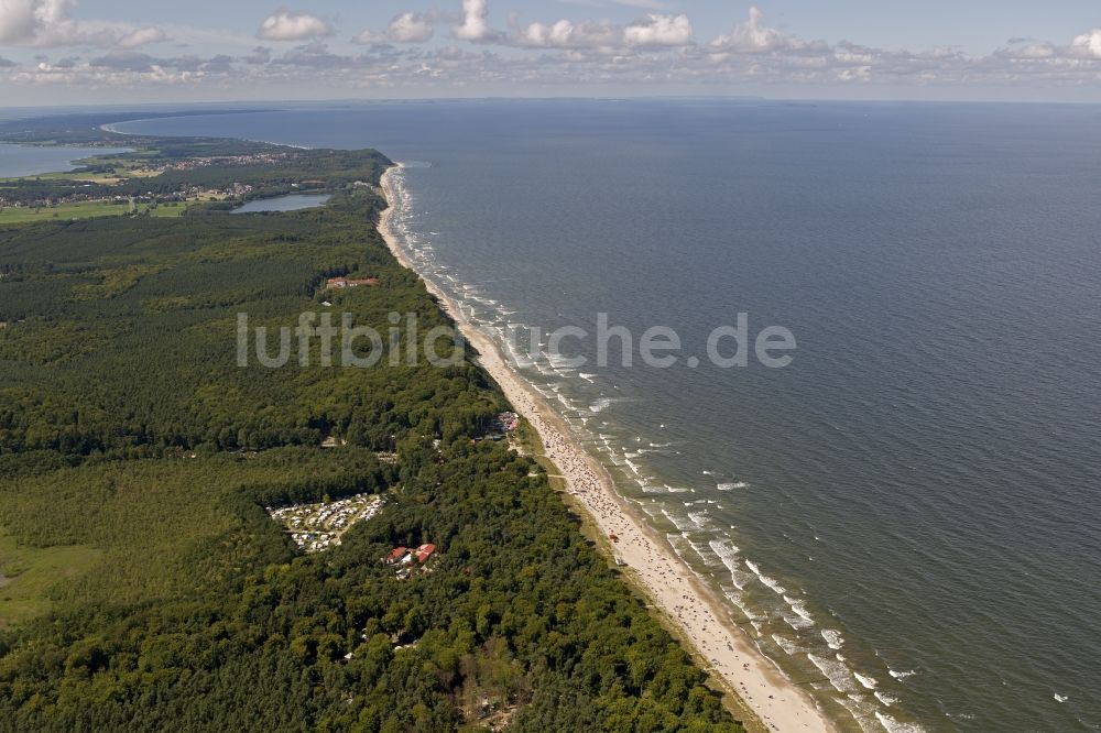 Luftaufnahme Zinnowitz - Strand- Abschnitt des beliebten Ferien- und Urlaubsgebietes an der Ostsee- Küste der Insel Usedom in Zinnowitz im Bundesland Mecklenburg-Vorpommern