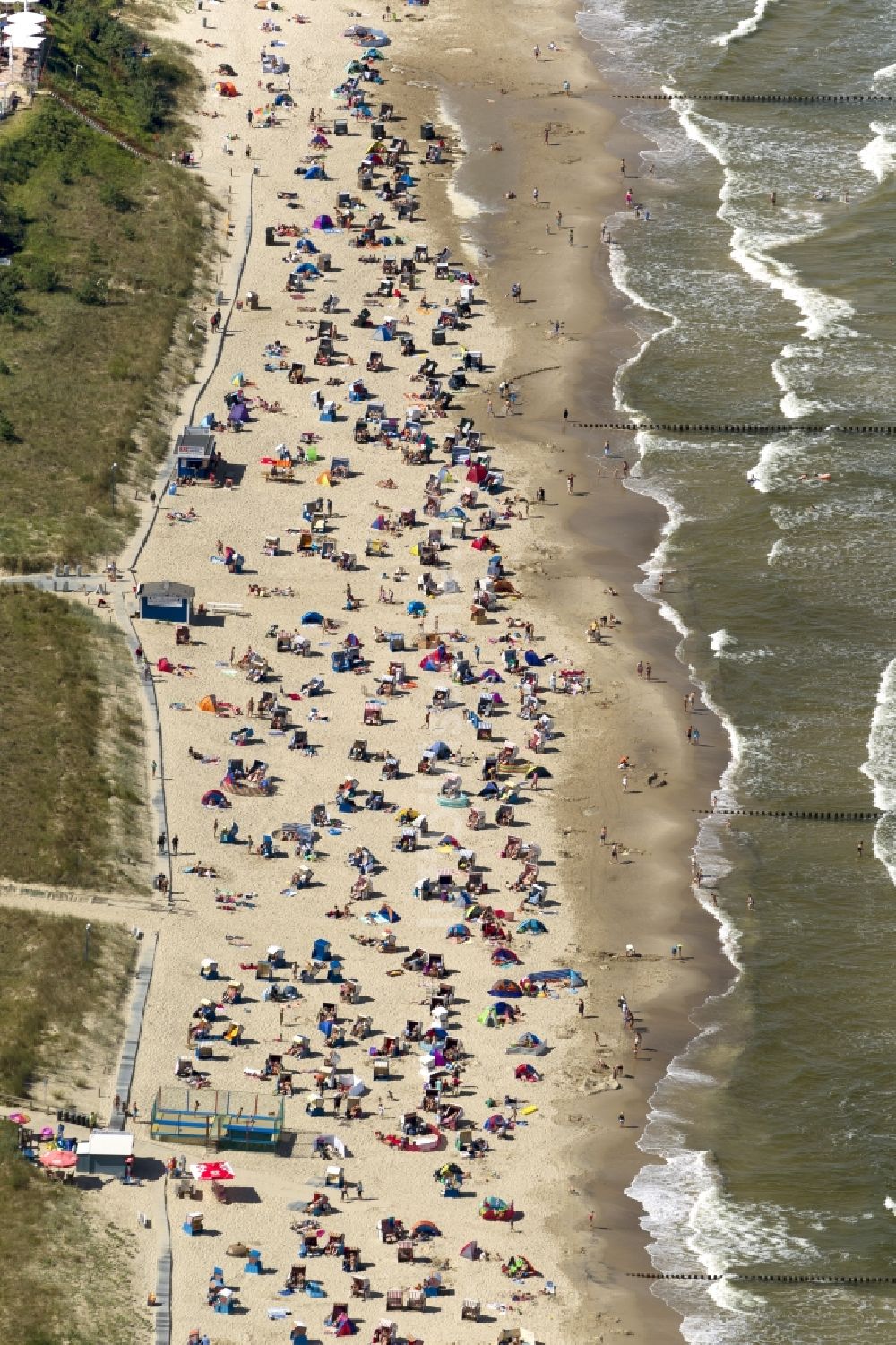 Zinnowitz aus der Vogelperspektive: Strand- Abschnitt des beliebten Ferien- und Urlaubsgebietes an der Ostsee- Küste der Insel Usedom in Zinnowitz im Bundesland Mecklenburg-Vorpommern