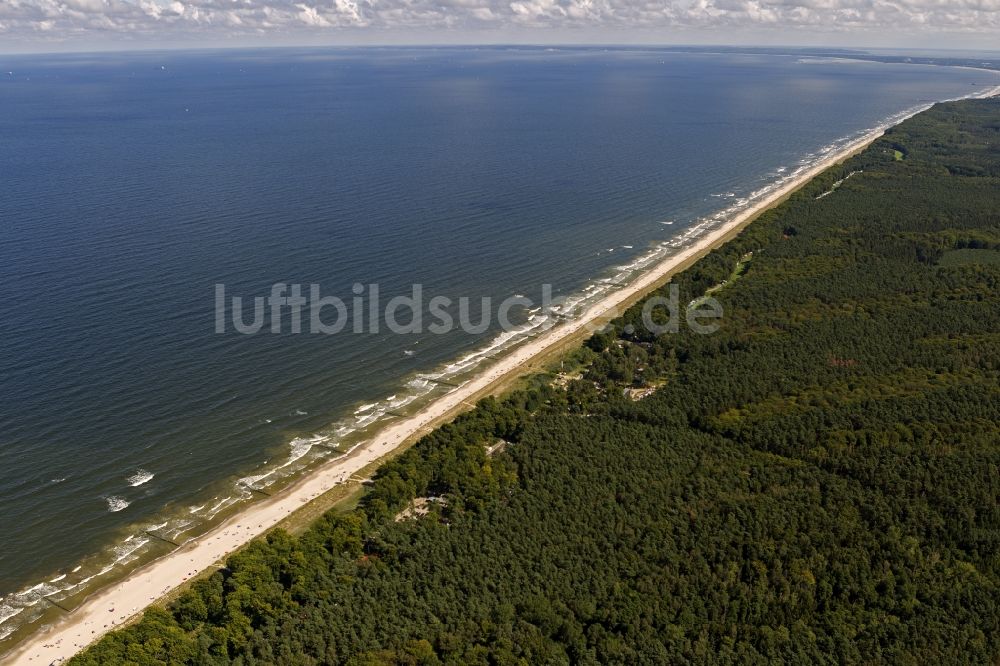 Luftaufnahme Zinnowitz - Strand- Abschnitt des beliebten Ferien- und Urlaubsgebietes an der Ostsee- Küste der Insel Usedom in Zinnowitz im Bundesland Mecklenburg-Vorpommern