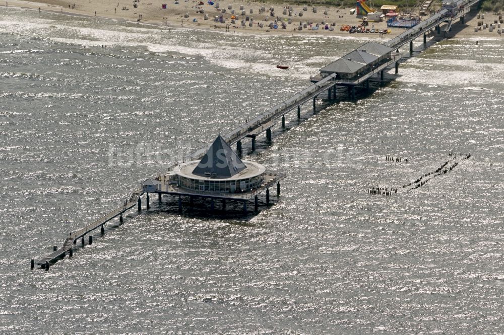 Luftaufnahme Heringsdorf - Strand- Abschnitt mit Seebrücke an der Ostsee- Küste der Insel Usedom in Heringsdorf im Bundesland Mecklenburg-Vorpommern