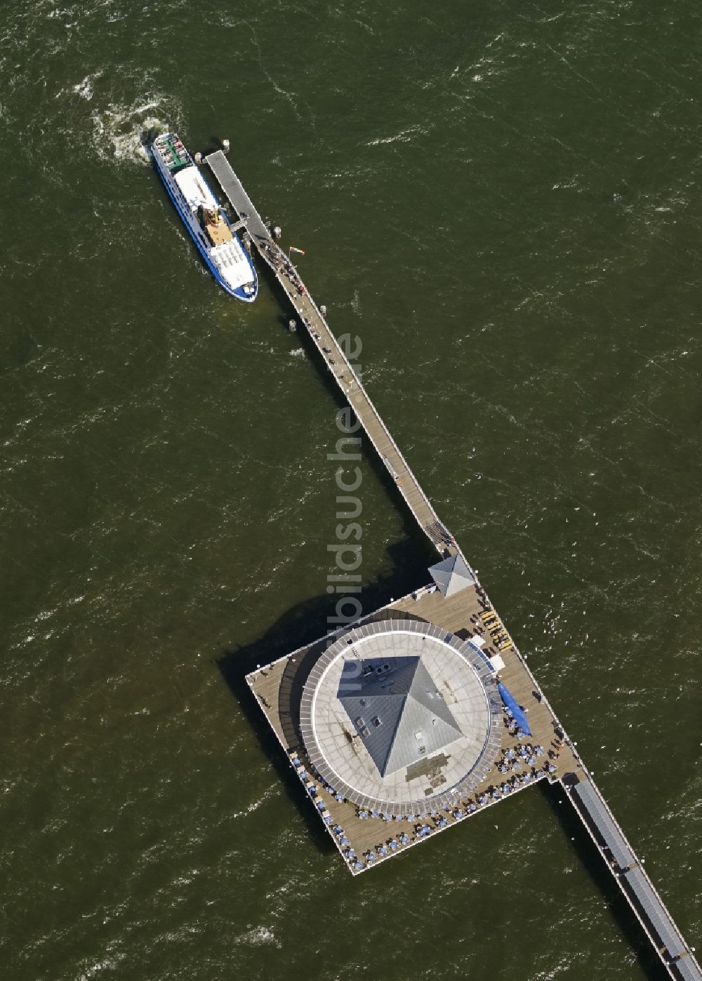 Heringsdorf aus der Vogelperspektive: Strand- Abschnitt mit Seebrücke an der Ostsee- Küste der Insel Usedom in Heringsdorf im Bundesland Mecklenburg-Vorpommern