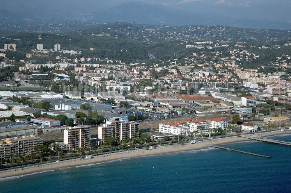 Cannes aus der Vogelperspektive: Strand von Cannes La Bocca mit Gewerbegebiet und im Hintergrund den Alpen