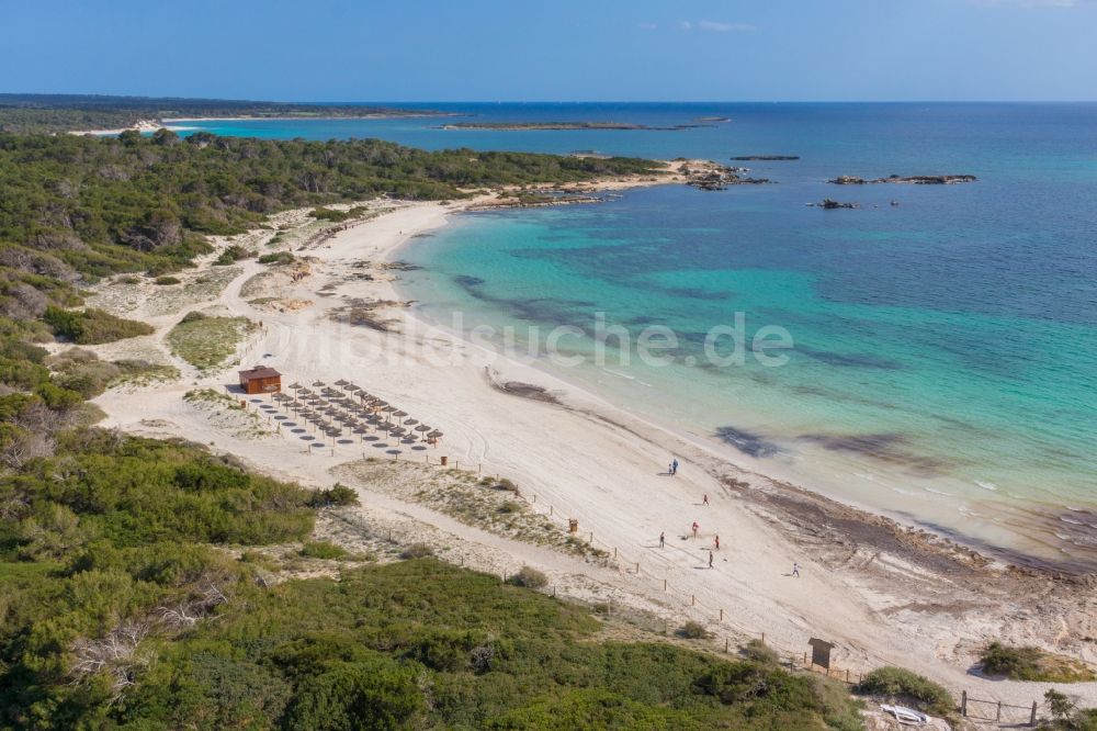 Luftaufnahme Colonia Sant Jordi - Strand von Colonia Sant Jordi an der Mittelmeerküste der der spanischen Baleareninsel Mallorca in Spanien