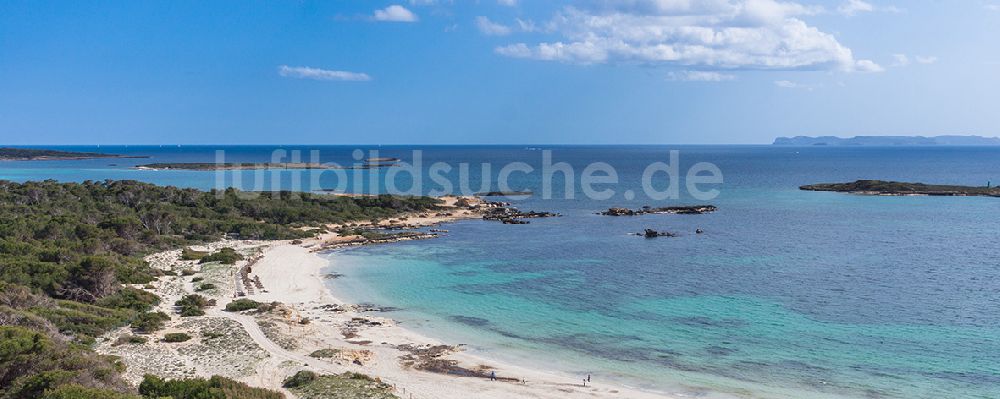 Colonia Sant Jordi aus der Vogelperspektive: Strand von Colonia Sant Jordi an der Mittelmeerküste der der spanischen Baleareninsel Mallorca in Spanien