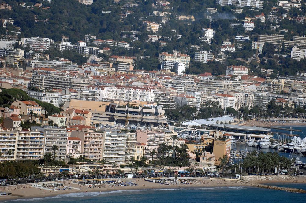 Cannes von oben - Strand, Hafen und Estrel Gebirge in Cannes Frankreich