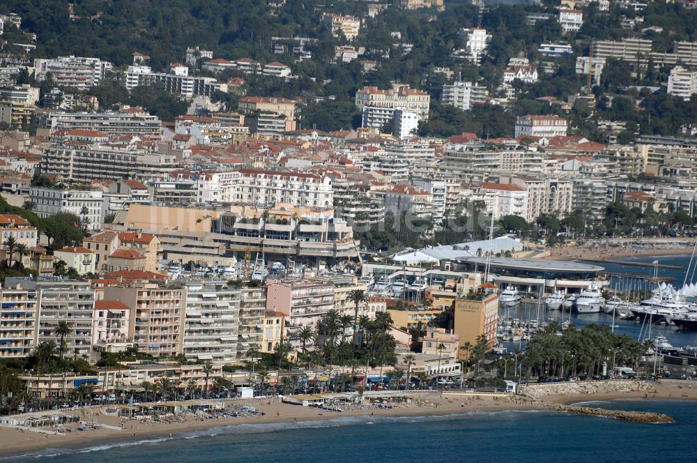 Cannes aus der Vogelperspektive: Strand, Hafen und Estrel Gebirge in Cannes Frankreich