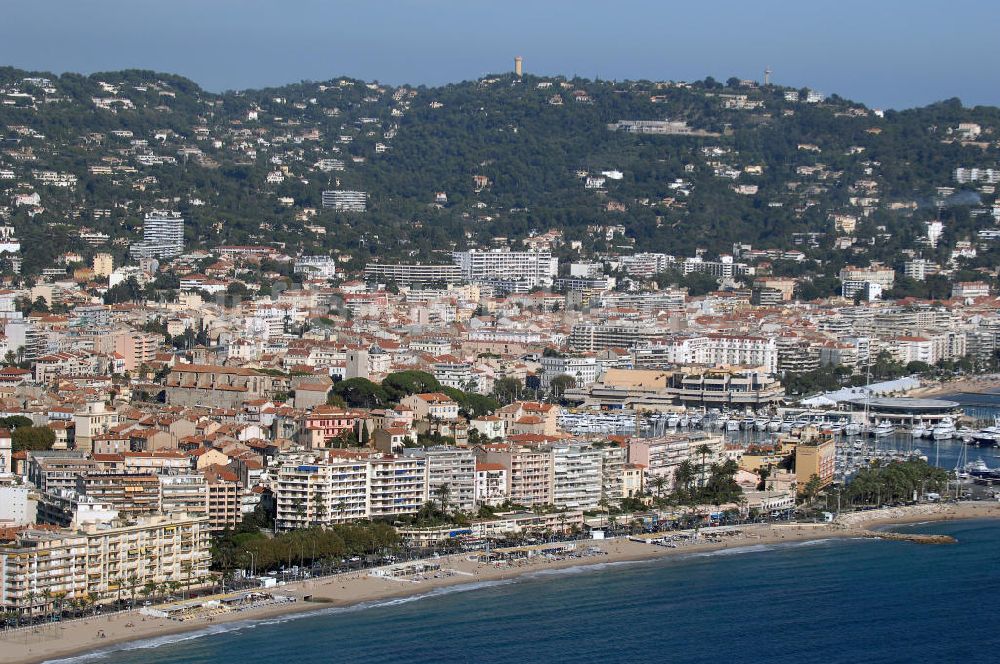 Luftbild Cannes - Strand, Hafen und Estrel Gebirge in Cannes Frankreich