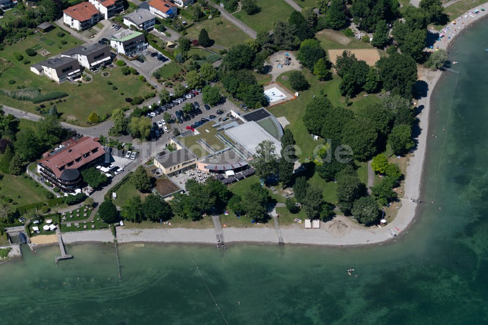 Luftaufnahme Immenstaad am Bodensee - Strand- und Hallenbad Aquastaad mit Uferbereichen am Aussichtspunkt Kippenhorn in Immenstaad am Bodensee im Bundesland Baden-Württemberg, Deutschland