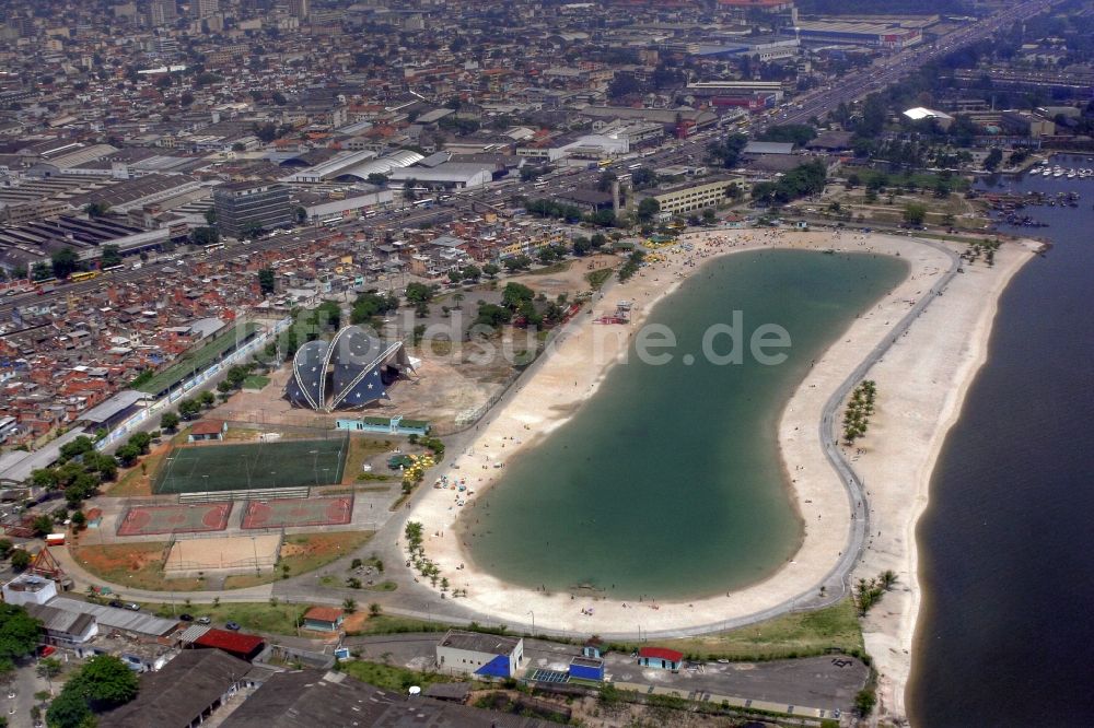 Luftaufnahme Rio de Janeiro - Strand- und Küstenbereich am Freizeitpark Piscinao de Ramos in Rio de Janeiro in Brasilien