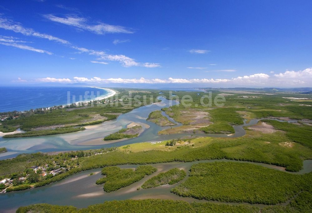 Rio de Janeiro von oben - Strand- und Küstenbereich am Naturschutzgebiet des Park Parque Natural Municipal de Baependi in Rio de Janeiro in Brasilien