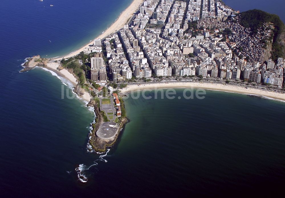 Rio de Janeiro von oben - Strand- und Küstenbereich am Stadteil Arpoador in Rio de Janeiro in Brasilien in Rio de Janeiro in Brasilien