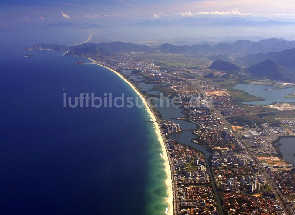 Rio de Janeiro aus der Vogelperspektive: Strand- und Küstenbereich am Stadteil Barra e Recreio in Rio de Janeiro in Brasilien in Rio de Janeiro in Brasilien