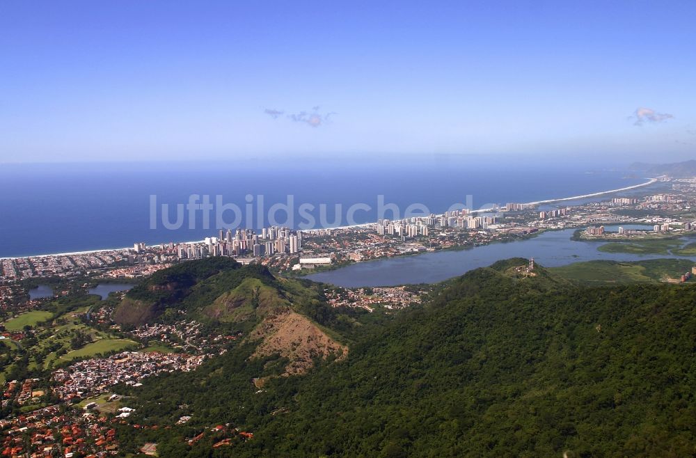 Rio de Janeiro von oben - Strand- und Küstenbereich am Stadteil Barra da Tijuca in Rio de Janeiro in Brasilien in Rio de Janeiro in Brasilien