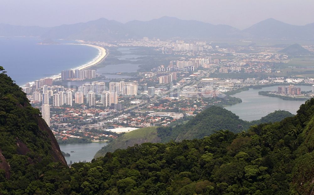 Rio de Janeiro aus der Vogelperspektive: Strand- und Küstenbereich am Stadteil Barra da Tijuca in Rio de Janeiro in Brasilien in Rio de Janeiro in Brasilien