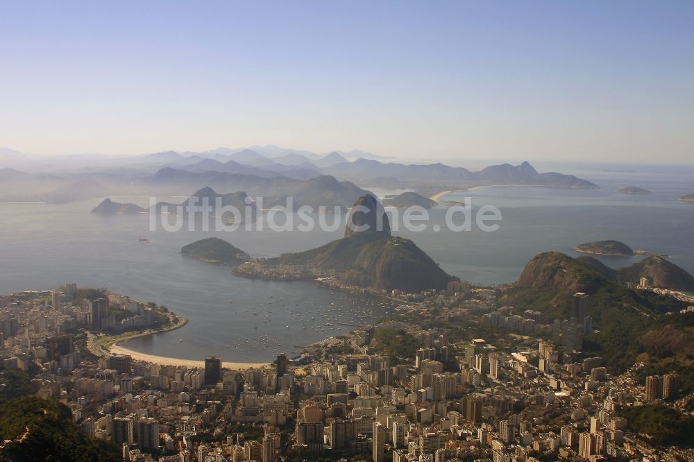 Luftaufnahme Rio de Janeiro - Strand- und Küstenbereich am Stadteil Enseada de Botafogo in Rio de Janeiro in Brasilien in Rio de Janeiro in Brasilien