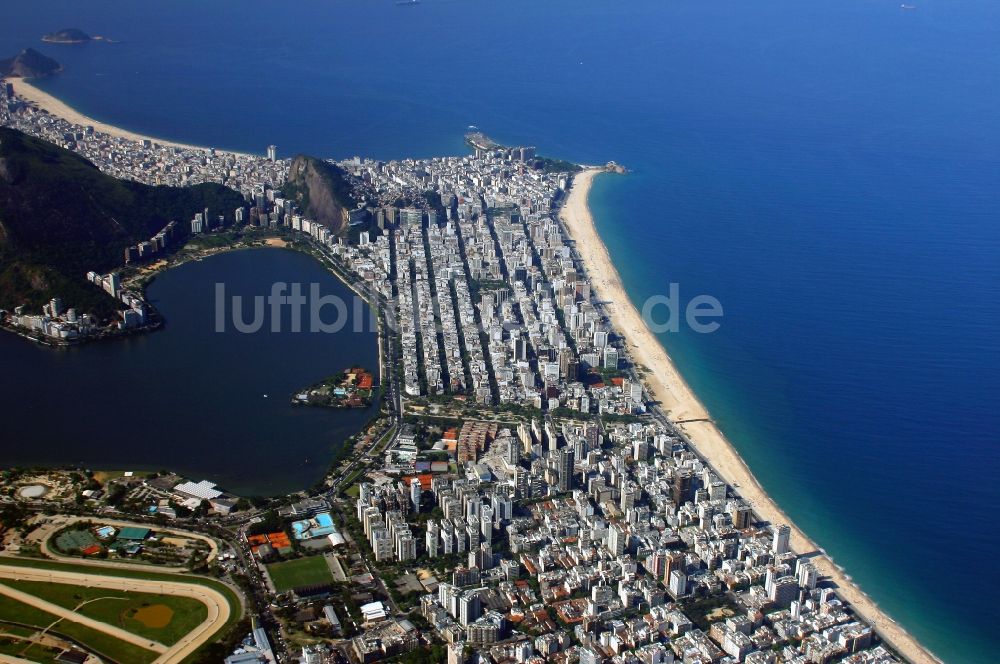 Luftaufnahme Rio de Janeiro - Strand- und Küstenbereich am Stadteil Ipanema in Rio de Janeiro in Brasilien in Rio de Janeiro in Brasilien